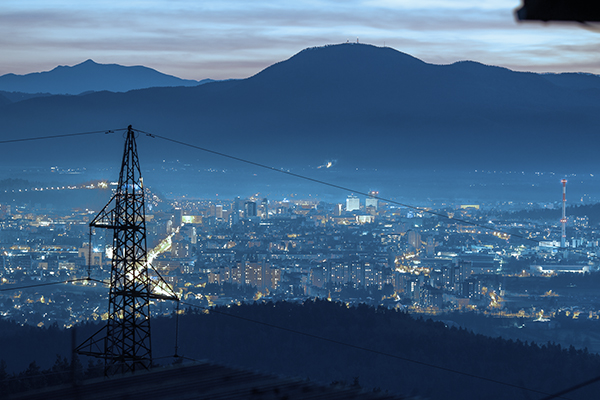 Hur säkerställer HV-, MV- och LV-strömkablar tillförlitlig elektrisk distribution?